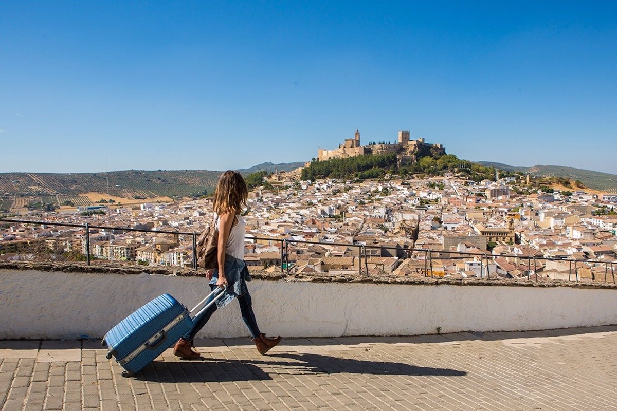 Una turista pasea por Alcalá la Real, con la Fortaleza de la Mota al fondo.
ECONOMIA
AYUNTAMIENTO DE ALCALÁ LA REAL